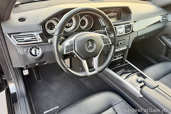 سيارة مرسيدس e300 لونها أسود