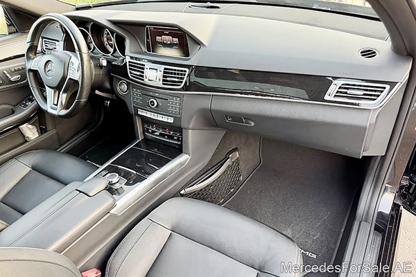 سيارة مرسيدس e300 لونها أسود