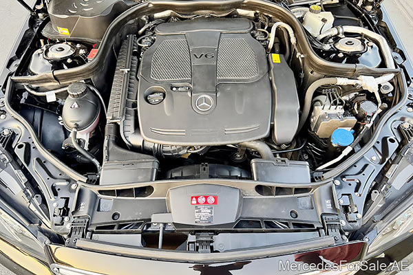 سيارة مرسيدس e300 لونها أسود