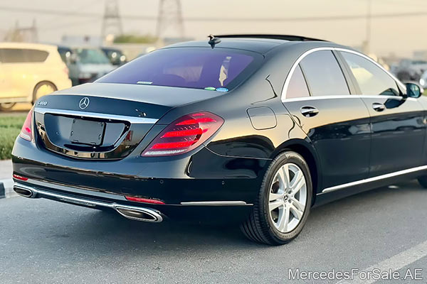 سيارة مرسيدس s450 لونها أسود