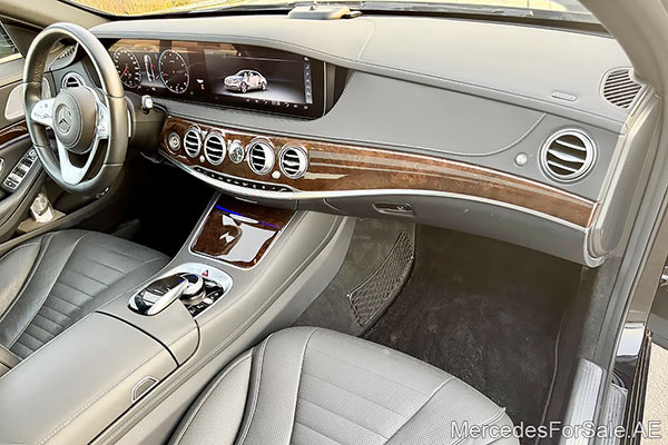 سيارة مرسيدس s450 لونها أسود