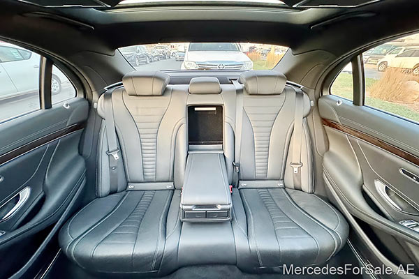 سيارة مرسيدس s450 لونها أسود