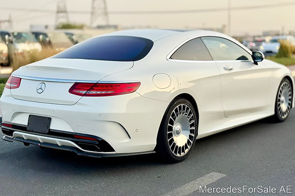 سيارة مرسيدس s550 لونها ابيض