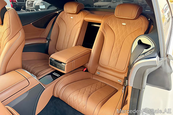 سيارة مرسيدس s550 لونها ابيض