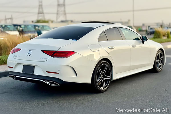 سيارة مرسيدس cls450 لونها ابيض