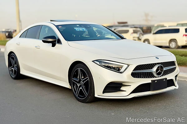 سيارة مرسيدس cls450 لونها ابيض