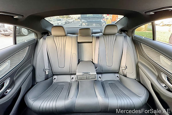 سيارة مرسيدس cls450 لونها ابيض