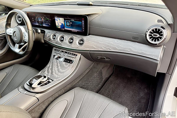 سيارة مرسيدس cls450 لونها ابيض