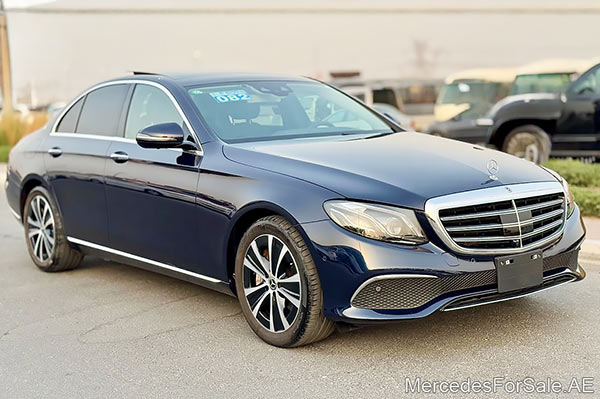 سيارة مرسيدس e450 لونها أزرق