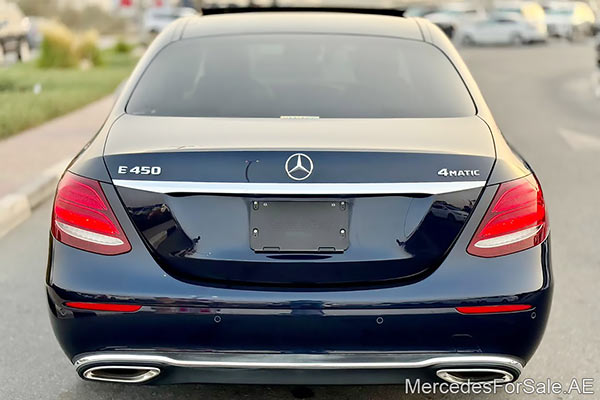 سيارة مرسيدس e450 لونها أزرق