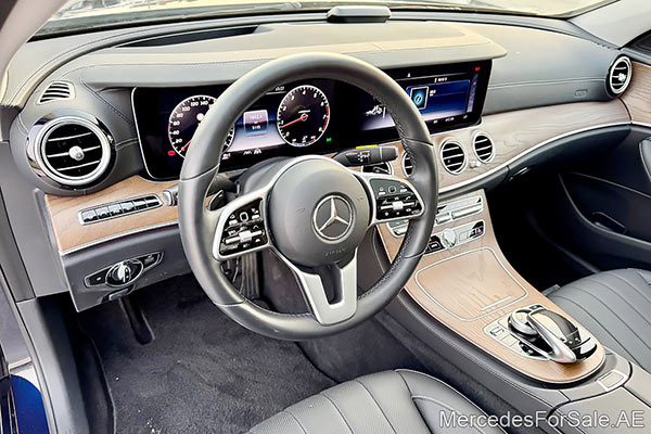 سيارة مرسيدس e450 لونها أزرق