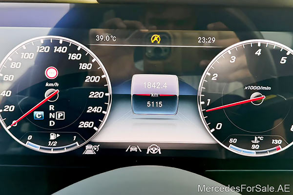 سيارة مرسيدس e450 لونها أزرق