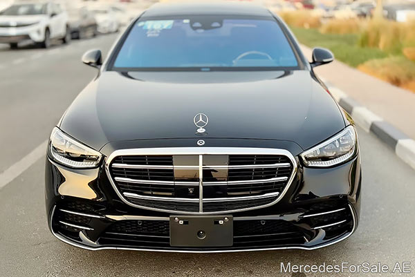 سيارة مرسيدس s400 مستعملة موديل 2022 لونها أسود