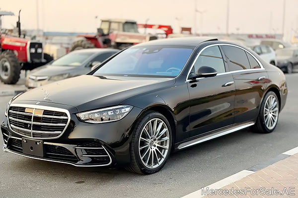سيارة مرسيدس s400 لونها أسود