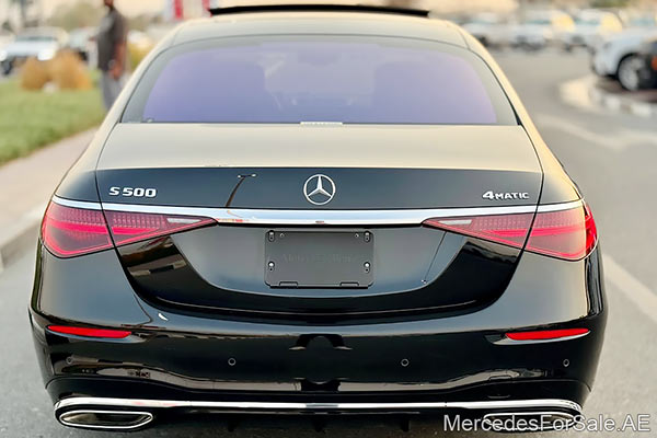 سيارة مرسيدس s400 لونها أسود