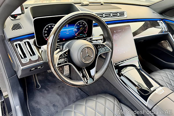سيارة مرسيدس s400 لونها أسود