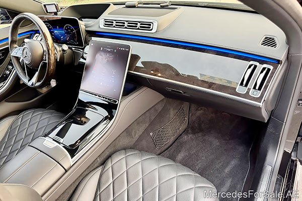 سيارة مرسيدس s400 لونها أسود