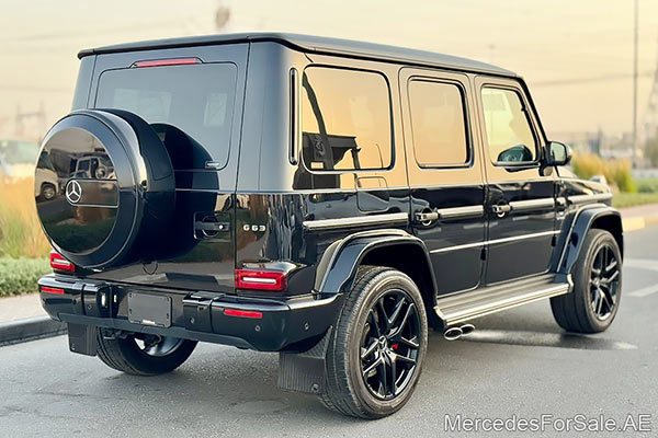 سيارة مرسيدس g63 لونها أسود