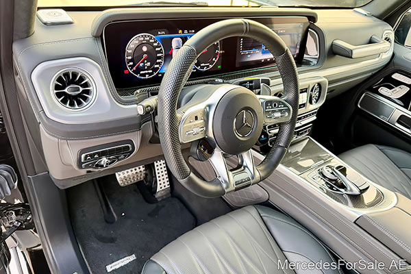 سيارة مرسيدس g63 لونها أسود