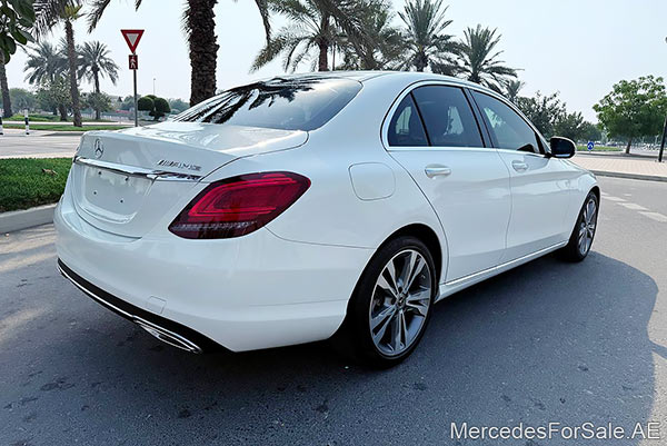 سيارة مرسيدس c300 لونها ابيض
