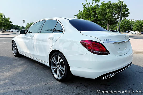 سيارة مرسيدس c300 لونها ابيض