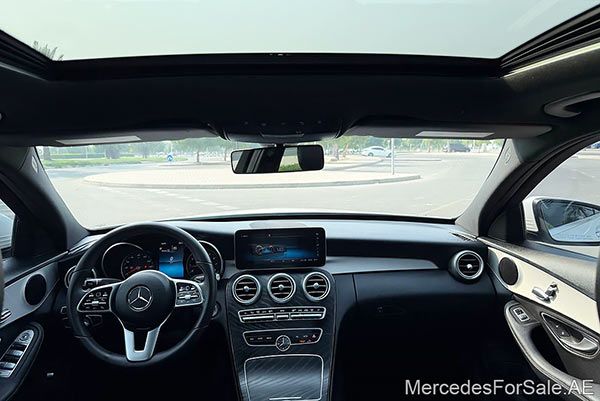 سيارة مرسيدس c300 لونها ابيض