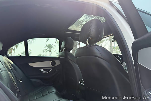سيارة مرسيدس c300 لونها ابيض